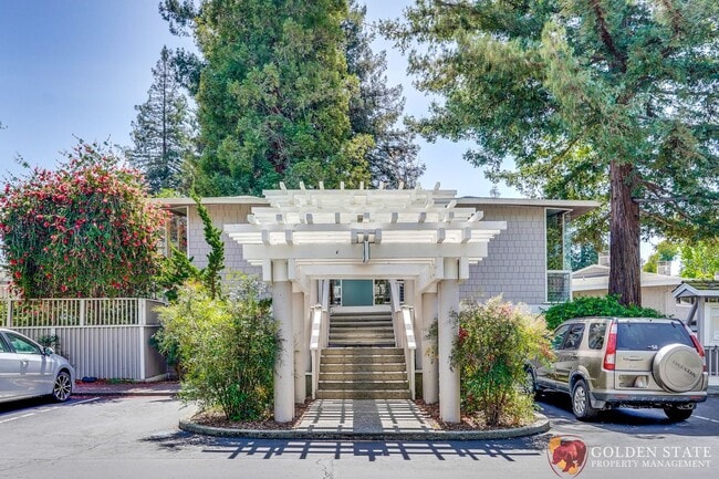 Building Photo - Updated 1 Bedroom Condo with Oversized Private Patio in Prime Mountain View Location