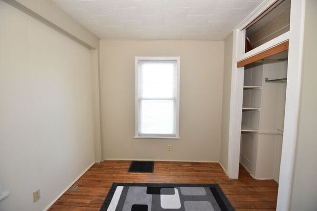 Building Photo - Close to Downtown Mishawaka- 2 bedroom duplex apartment