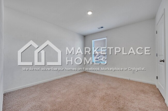 Building Photo - 1027 Park View Dr