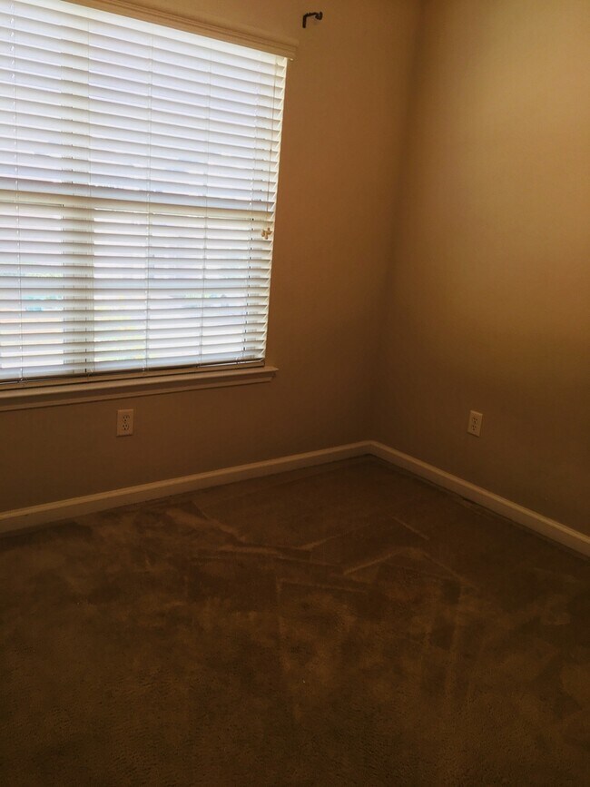 Building Photo - Townhome Available in Richmond Hill City Limits!