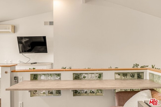 Building Photo - 14050 Magnolia Blvd