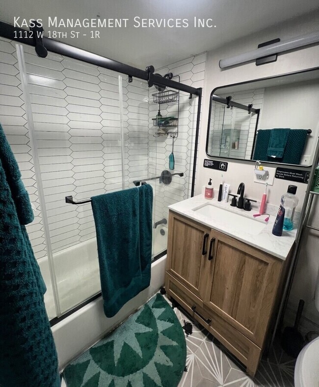 Building Photo - 1112 W 18th St