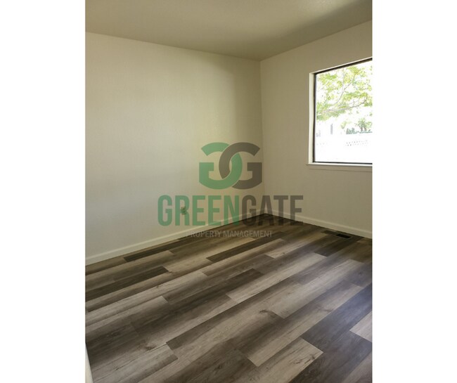 Building Photo - 700 W Roseburg Ave