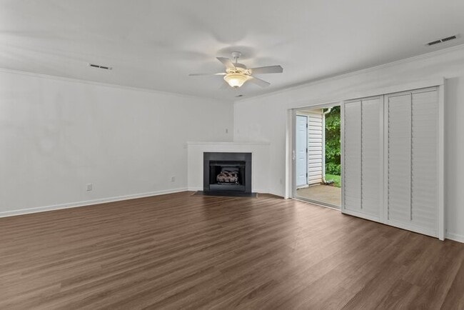 Building Photo - Your Perfect Townhome Is Here!