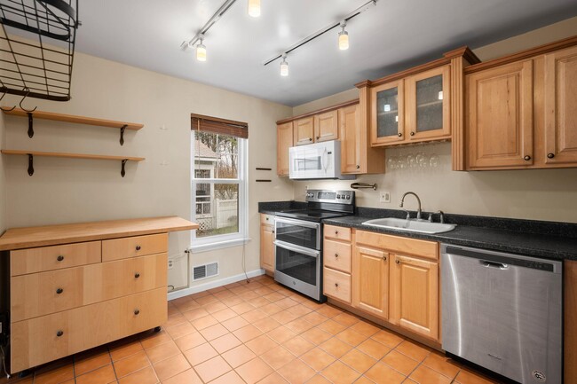Building Photo - 13 Taconic St