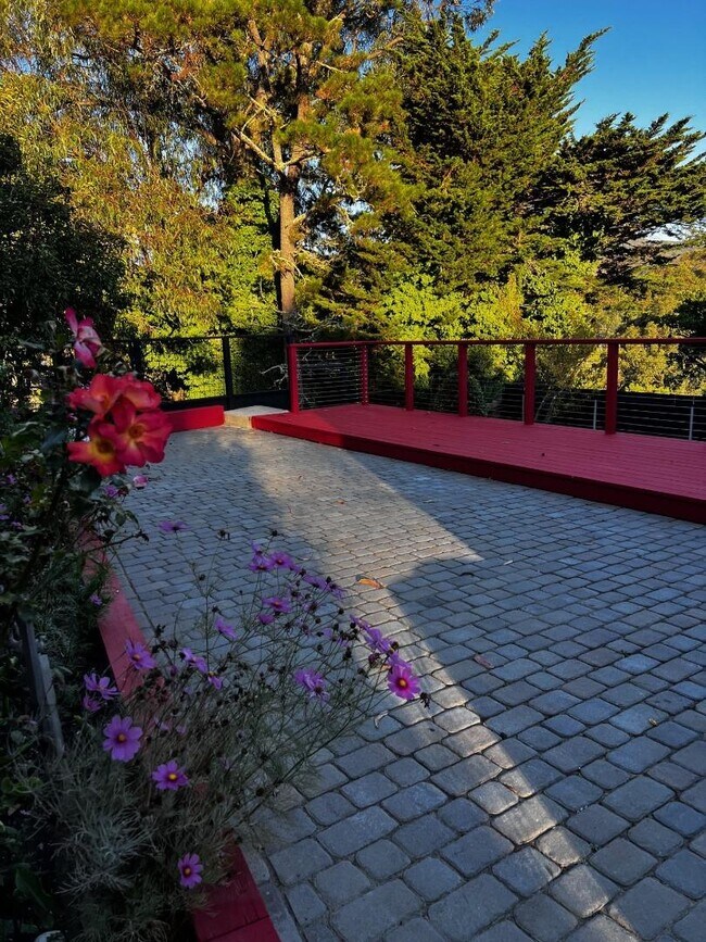 Building Photo - 1157 Manzanita Dr