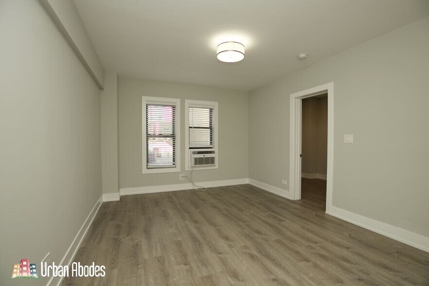 Building Photo - 535 W Belmont Ave