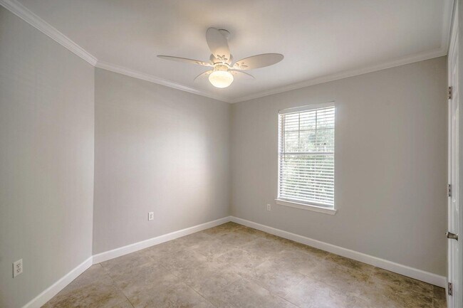 Building Photo - 349 Louise Cir