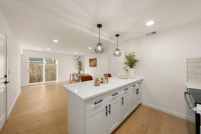 Building Photo - 5552 E Knoll Dr