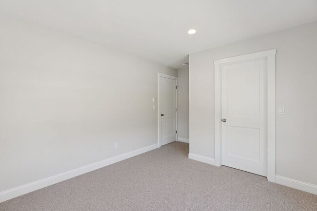 Building Photo - 2 Hoxton Ln