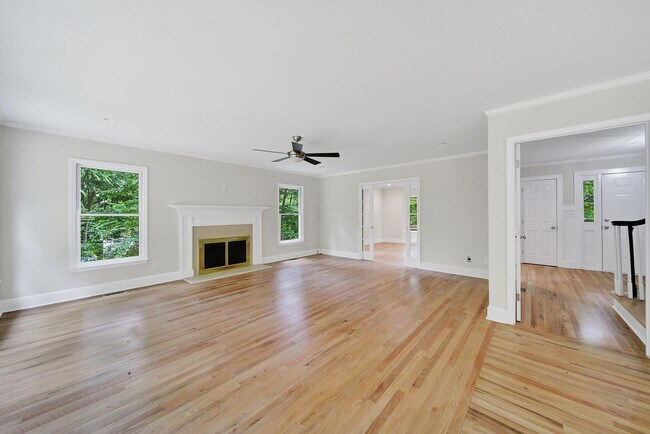 Building Photo - Beautiful Five Bed Three and Half Bath Hom...