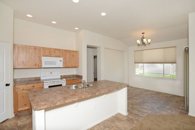 Building Photo - 3 Bedroom 2 Bath Ranch-Style Home