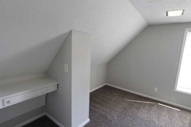Building Photo - Large 5 Bedroom Home! Available Now.  Plen...