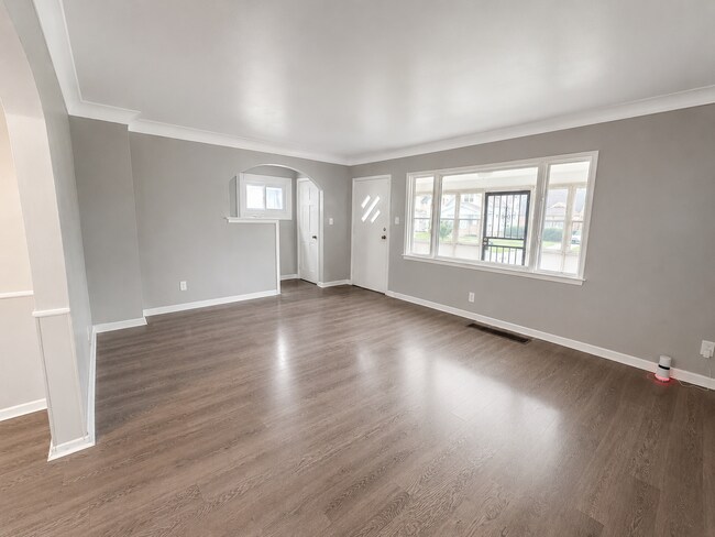 Building Photo - Spacious 4-bedroom home located in North Toledo