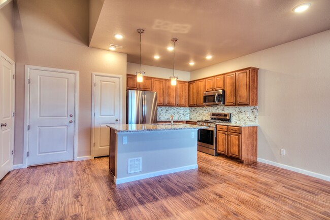 Building Photo - Newer Townhouse in Wolf Ranch, D#20