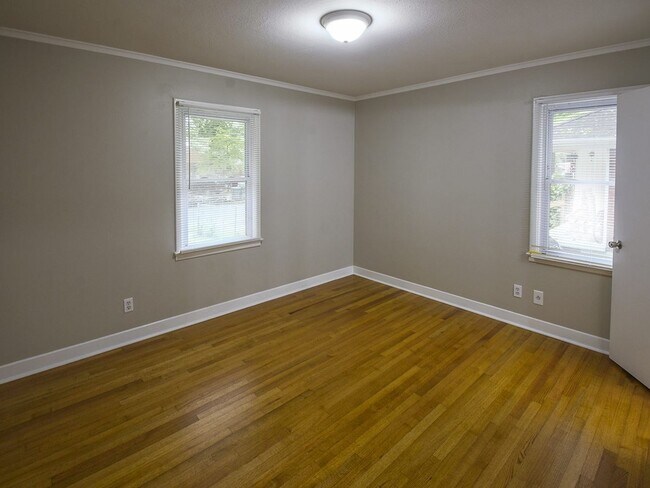 Building Photo - Updated 3 bed, 1.5 bath near U of M.