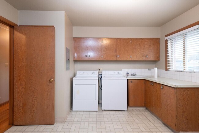 Building Photo - 3 Bedroom Single Level