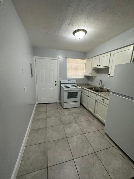 Building Photo - 1625 W 26th St