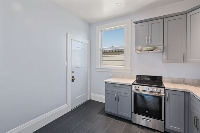 Building Photo - Lower Haight: Remodeled Top Floor 1 Bed 1 Bath near Duboce Park