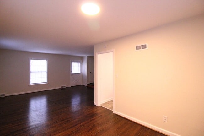 Building Photo - December FREE On This 2 Bedroom 1 Bath Duplex In The Waldo Area