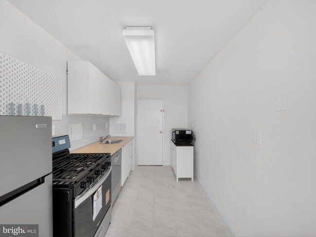 Building Photo - 6621 Wakefield Dr