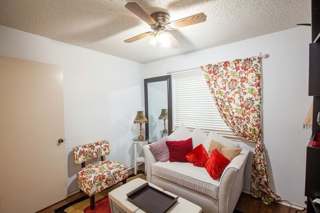 Building Photo - 2902 Post Oak Dr