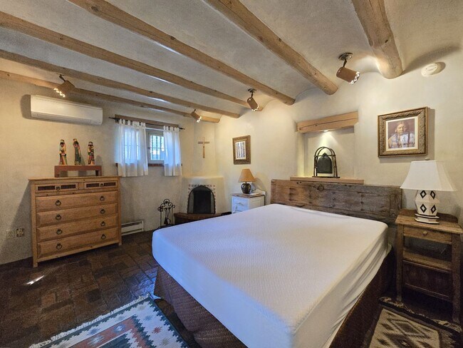 Building Photo - 770 Acequia Madre
