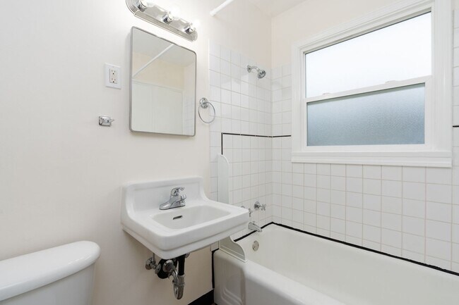 Building Photo - Multnomah Tri Plex