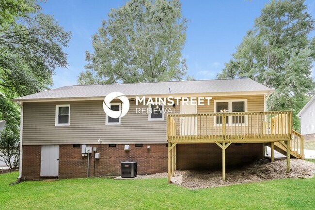 Building Photo - 3 Bedroom Pet-Friendly Home in HIGH POINT,...
