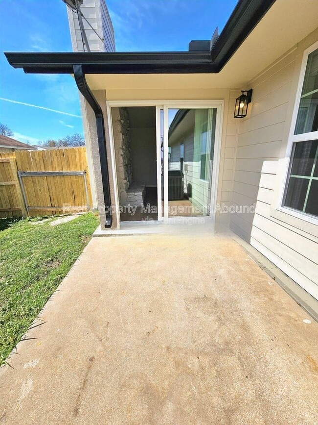 Building Photo - 1611 N Hickory Ave