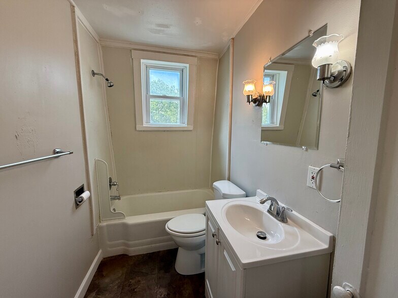 Full Bathroom - 117 Bridge St