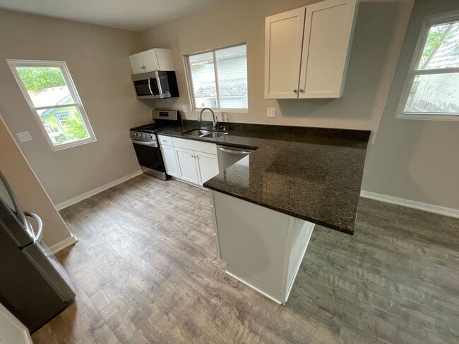Building Photo - Great, newly renovated home
