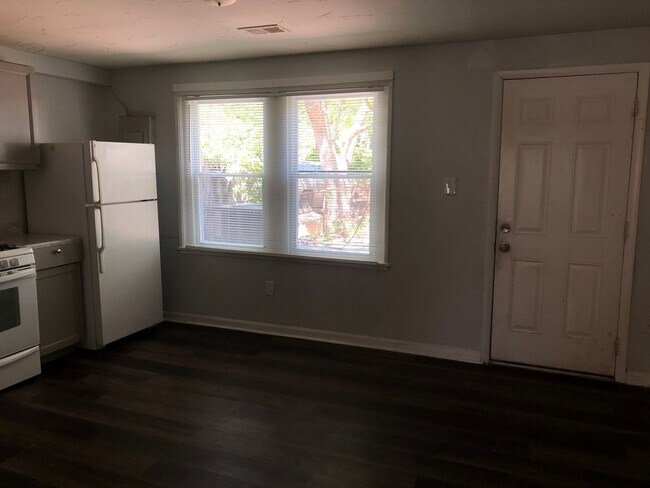 Building Photo - 3 Bedroom 1bath Southwest Baltimore