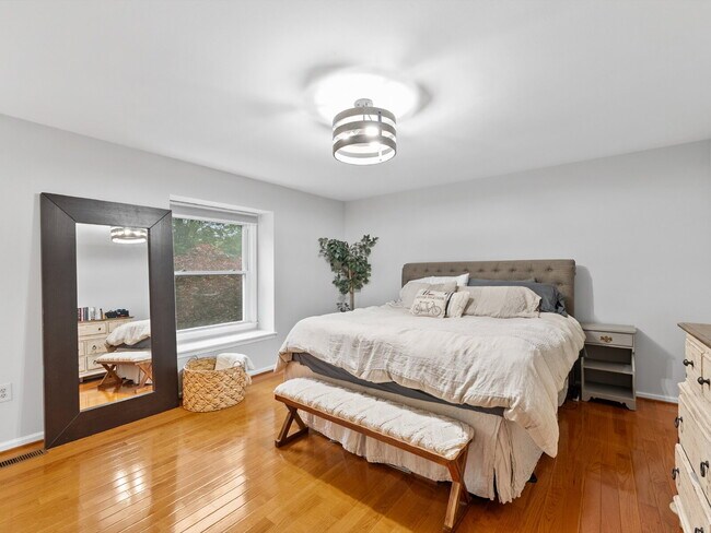 Building Photo - "Spacious 4-Bed Oasis with Scenic Views an...