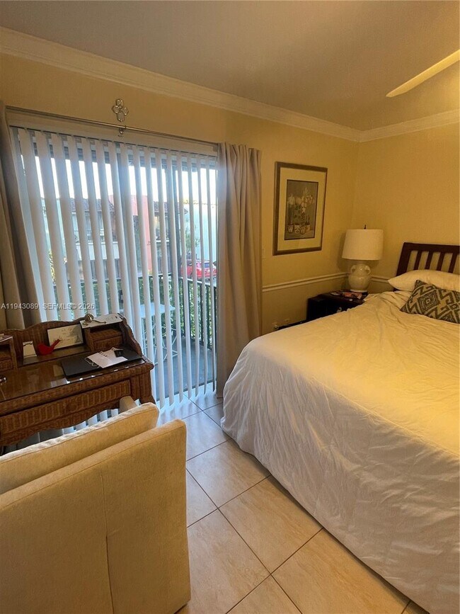 Building Photo - 10820 N Kendall Dr