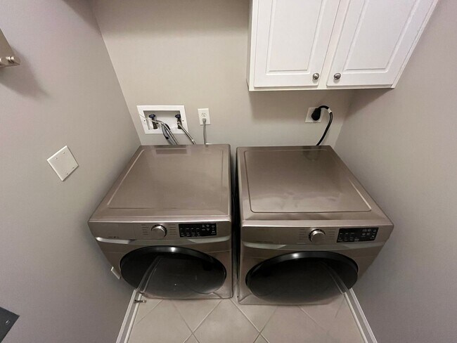 Building Photo - Spacious 2BD, 2BA Condo in a Prime Locatio...