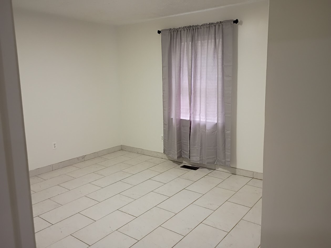 Building Photo - 384 Highland Dr