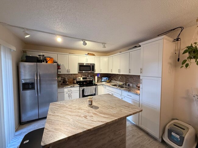 Building Photo - 1021 Springdale Cir