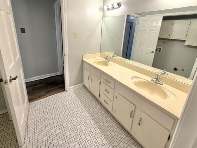 Building Photo - Spacious Home In Countrywood-4 Bedrooms 2827 SF