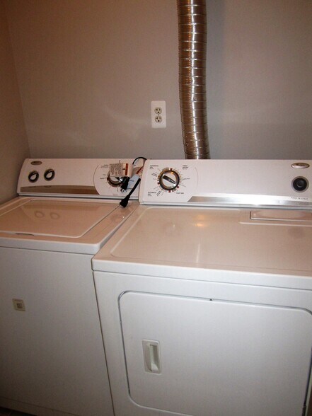 Building Photo - 614 E 11 Mile Rd