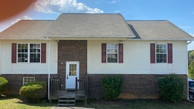 Building Photo - 3 bedroom, 2 bathroom house located in New...