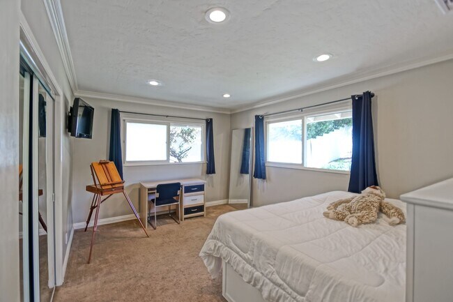 Building Photo - CHARMING & AIRY, 4BR2BA MONTEMALAGA HILLTOP HOME W/ “QUEENS NECKLACE” VIEWS, 2-CAR GARAGE & BEAUT...