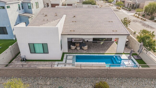 Building Photo - Luxury at Vistal