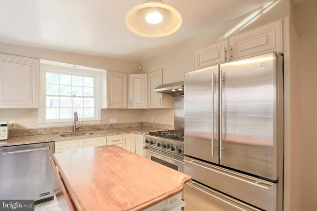 Building Photo - 217 S Lee St