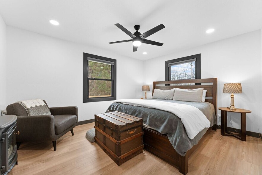 Building Photo - 118 Combs St