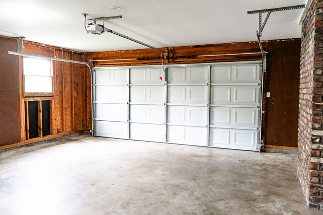 Building Photo - 4200 Crestfield Rd