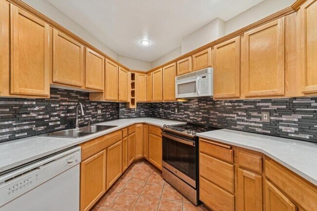 Building Photo - 2 bedroom in Kirkland WA 98034