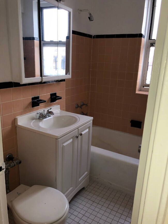 Building Photo - 88-10 35th Ave