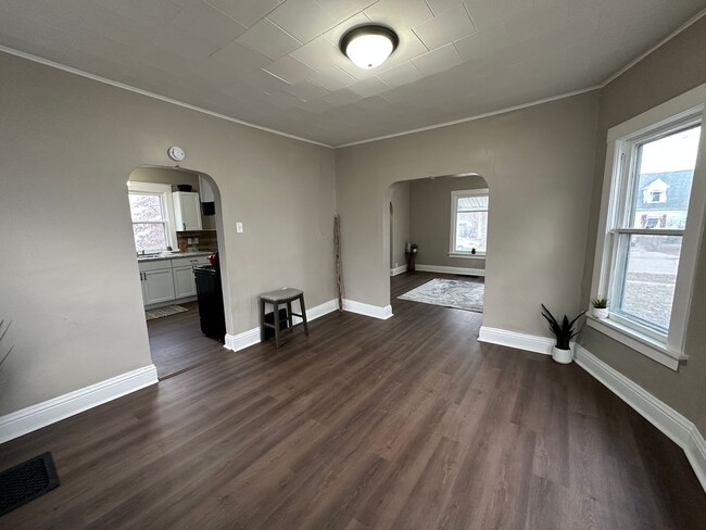 Building Photo - Newly remodeled 3 bed, 1 bath home for ren...