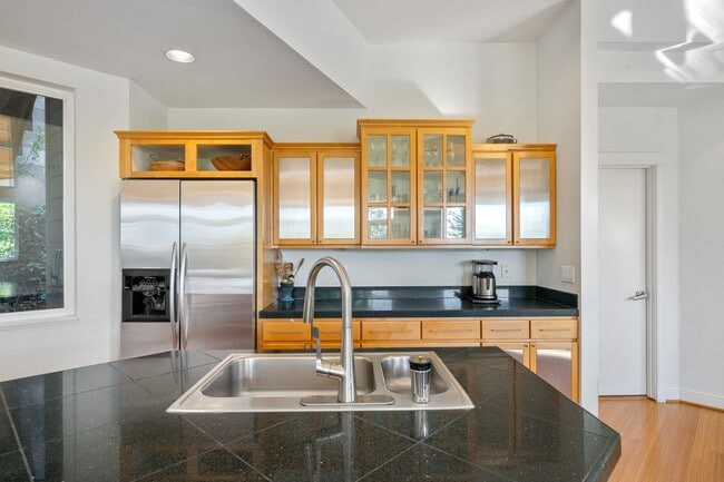 Building Photo - Sleek, spacious 3-bdrm/2.5-bath contemporary in SW Hills. Office, wine cellar, views, near Washin...